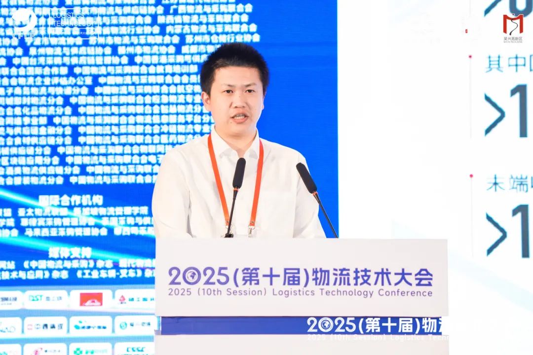 黄一潇.jpg